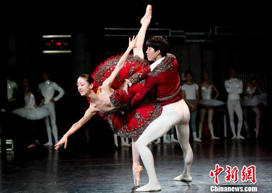 芭蕾《堂·吉诃德》中的“婚礼大双人舞”选段 杜洋 摄 芭蕾《堂·吉诃德》中的“婚礼大双人舞”选段 杜洋 摄