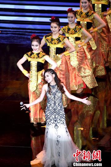 图为印尼歌手曾慧兰带来《美丽的梭罗河》?！∮峋?摄