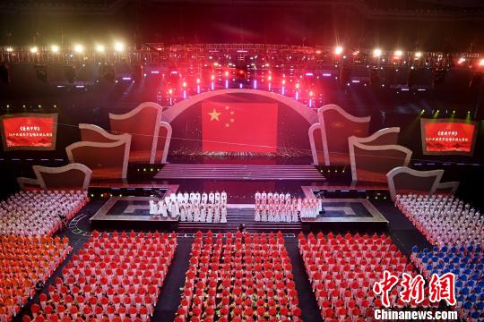 图为序篇环节，台下逾千名观众与台上歌手联袂互动演唱爱国曲目，深情告白祖国?！∮峋?摄