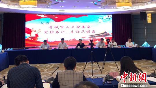 晋城市人大常委会主任、党组书记范丽霞接受“三晋人大代表采风行”记者团专访。　张怡 摄