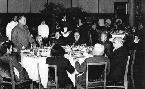 一九五九年四月二十九日，周恩来在六十岁以上政协委员茶话会上，语重心长地请老人们把自己的亲身经历写出来，传之后代。图为一九六三年元旦，周恩来在招待七十岁以上全国人大代表、政协委员和民主党派领导人的宴会上致词。