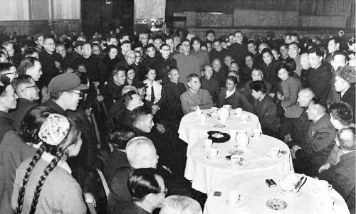 全国政协四届一次会议期间，全国政协主席周恩来等同外地来京的政协委员、人大代表在人民大会堂欢度新年。