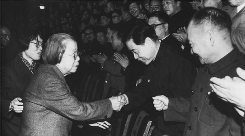 一九八六年二月二十日至二十八日，全国政协召开地方政协工作座谈会。图为邓颖超主席接见出席会议的政协负责同志。