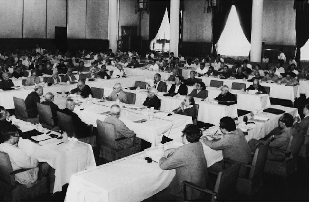 “摸着石头过河”坚持共同奋斗——七届全国政协团结各界稳定复杂局面