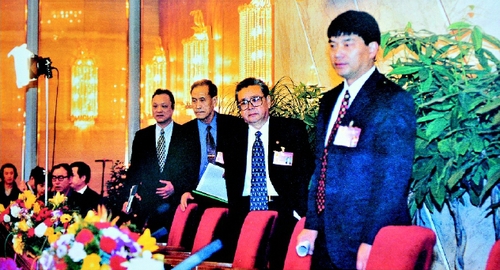 二○○○年三月七日，全国政协九届三次会议举行记者招待会，朱培康、韩应选、陈宗兴、刘永好四位委员就西部大开发问题答记者问。    本报记者  姜贵东  摄