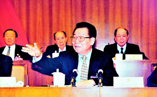 二○○○年六月，政协第九届全国委员会召开第十四次常委会议。    俞宁  摄