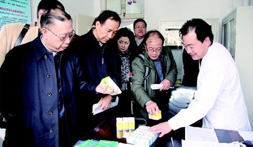 十二届全国政协常委、全国政协教科文卫体委员会副主任黄洁夫率队在宁夏回族自治区西吉县调研包虫病防治情况。    本报记者  李木元  摄