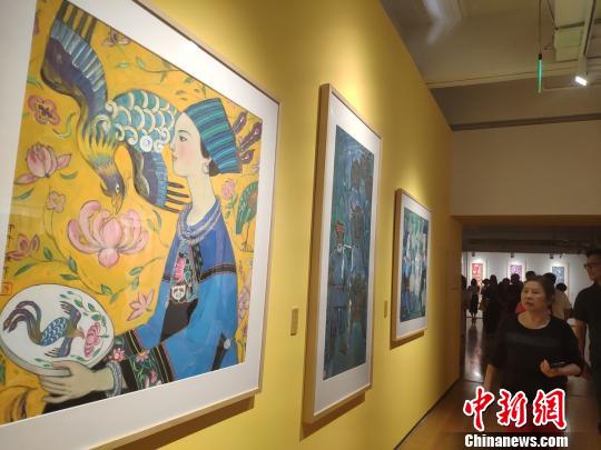 市民观看展览。　唐小晴 摄