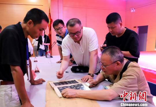 图为专家鉴宝?！⊥跏?摄