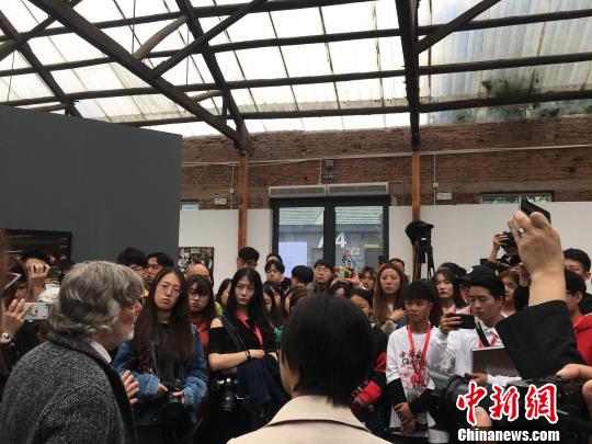 俄罗斯纪实摄影领军人物维亚特金携代表作亮相平遥摄影大展