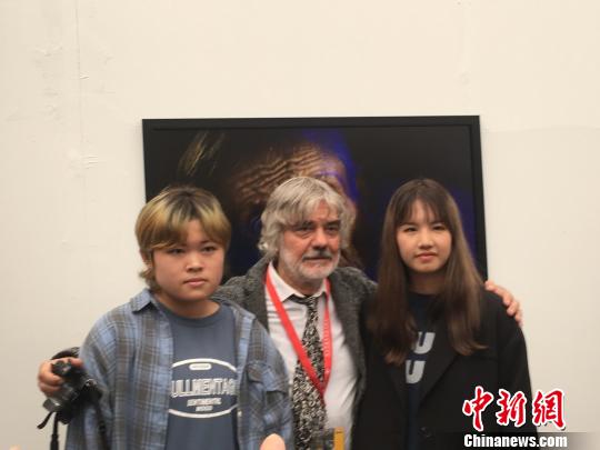 弗拉基米尔·维亚特金与年轻摄影爱好者交流?！「哂昵?摄