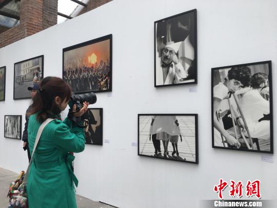 他带来的展览名为《前苏联经典影像以及俄罗斯报道摄影》，集中了百余幅其最具代表性的摄影作品?！「哂昵?摄