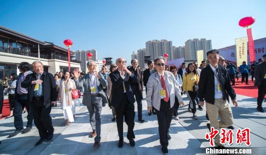 “今日中国美术高峰论坛”?！≌灾厩?摄