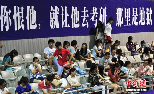 考生们备战考研。<a target='_blank' href='http://www.chinanews.com/'>中新社</a>发 张勇 摄 点击进入下一页