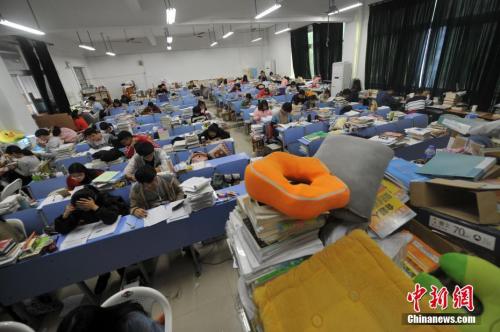 考生们为考试日夜坚守。张斌 摄 点击进入下一页