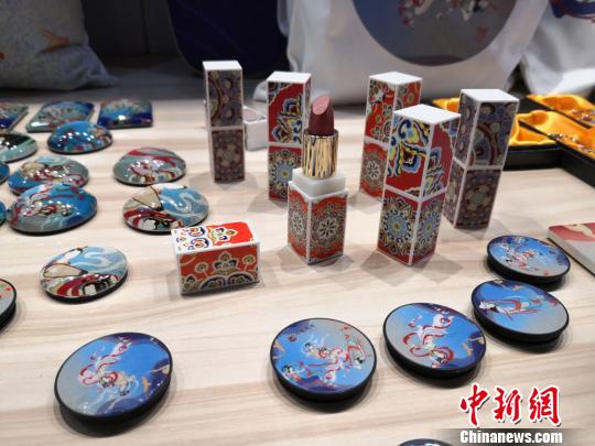 图为以敦煌文化为主题的设计文创产品。(资料图) 丁思 摄