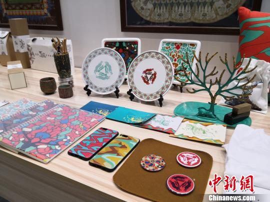 图为以敦煌文化为主题的设计文创产品。(资料图) 丁思 摄