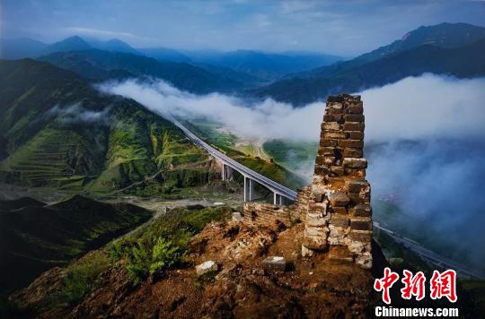 杨建民介绍，这幅作品的取景地点是白草口长城，也叫猴儿岭长城。为了拍摄这张照片，他已经数不清自己究竟去了多少次，有时候时间赶不上，有时候去了找不到感觉，只能无功而返?！∥馇?摄