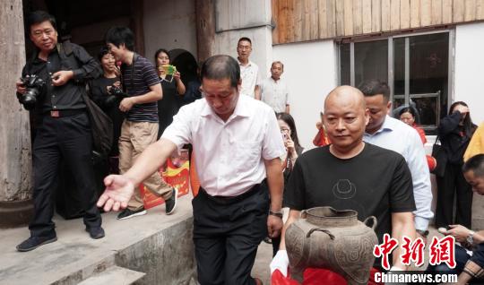 图为：交接仪式。临海市博物馆供图