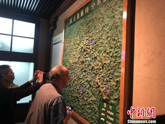 专家们端详着墙上的廊桥分布图 周悦磊 摄 专家们端详着墙上的廊桥分布图 周悦磊 摄