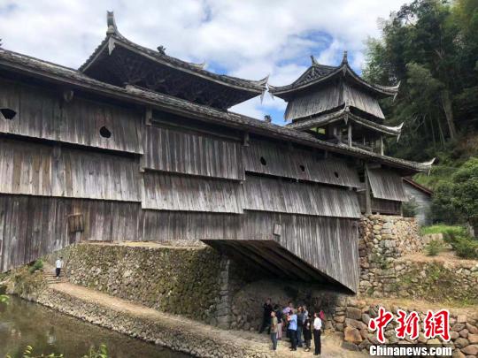 专家门站在如龙桥底部考察 周悦磊 摄 专家门站在如龙桥底部考察 周悦磊 摄