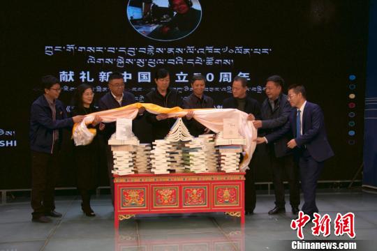 图为藏语广播《拉加扎西访谈录》发布现场启封仪式?！《嗵?摄