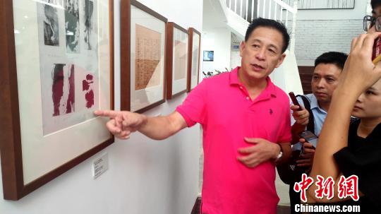 俞晓刚向观展者诠释作品?！⊙罘?摄