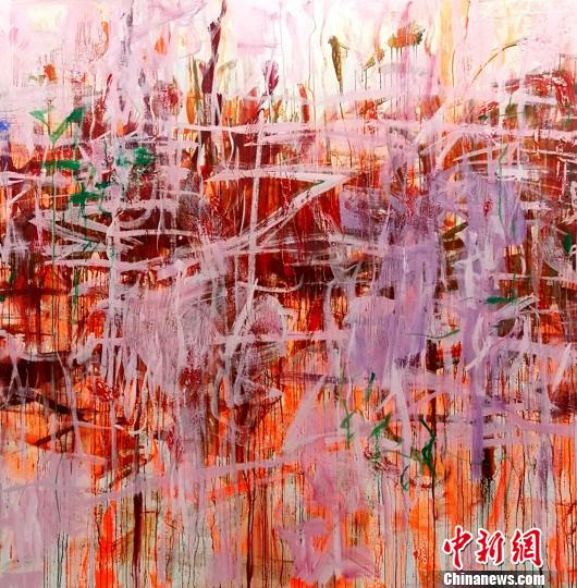 展出的俞晓刚作品之一?！⊙罘?摄