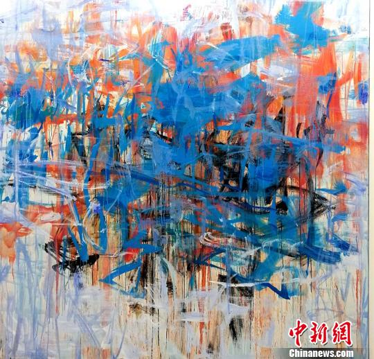 展出的俞晓刚作品之一。　杨伏山 摄