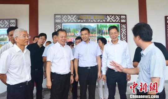 图为参观油画作品展?！×珠派?摄