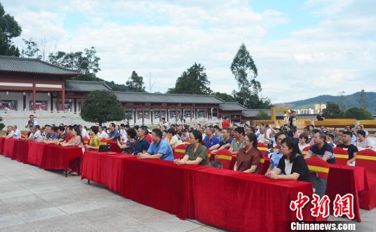 图为开幕式现场?！×珠派?摄