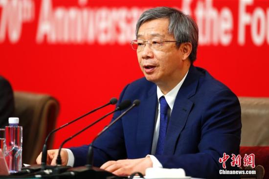 9月24日，庆祝中华人民共和国成立70周年活动新闻中心在北京举行第一场新闻发布会，邀请国家发展和改革委员会副主任、国家统计局局长宁吉喆，财政部部长刘昆，中国人民银行行长易纲就“以新发展理念为引领，推进中国经济平稳健康可持续发展”主题进行情况介绍并回答记者提问。图为中国人民银行行长易纲回答记者提问。<a target='_blank' href='http://www.chinanews.com/'>中新社</a>记者 富田 摄