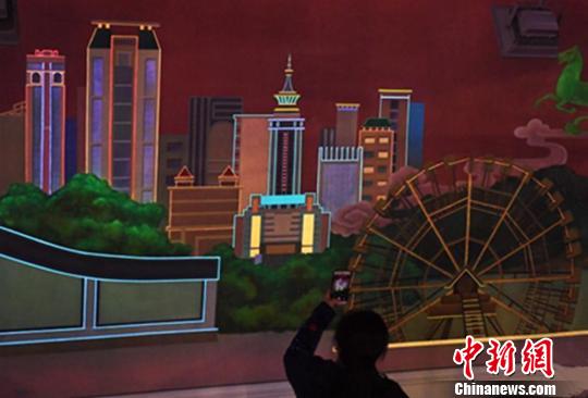 甘肃兰州首个荧光壁画亮相吸引市民驻足欣赏。　杨艳敏 摄