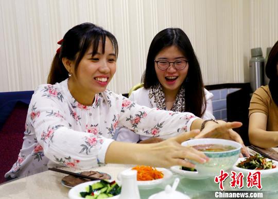 马来西亚的华青品尝兰州牛肉面?！「哒?摄