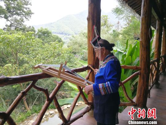 蓝陈启在纺布 叶鑫鑫 摄 蓝陈启在纺布 叶鑫鑫 摄