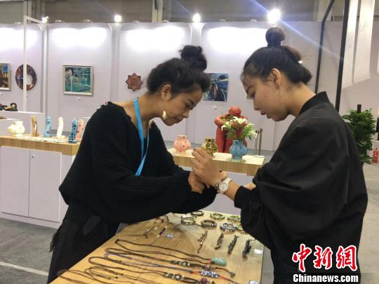 图为日本展馆受游客关注。　张玮 摄