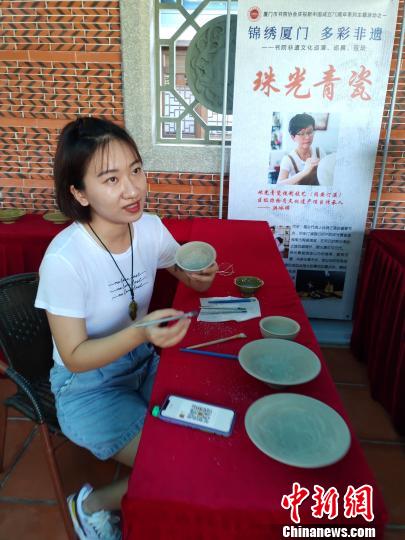 非遗项目传承者陈嫣以“单刀刻”方式，现场加工号称闽南瑰宝“珠光青瓷”湿坯。　杨伏山 摄