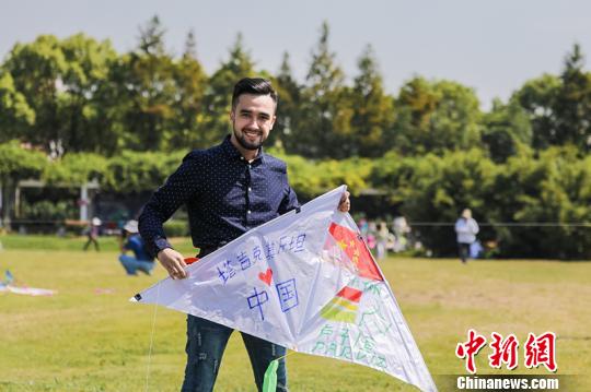 国际友人绘制的风筝。 供图