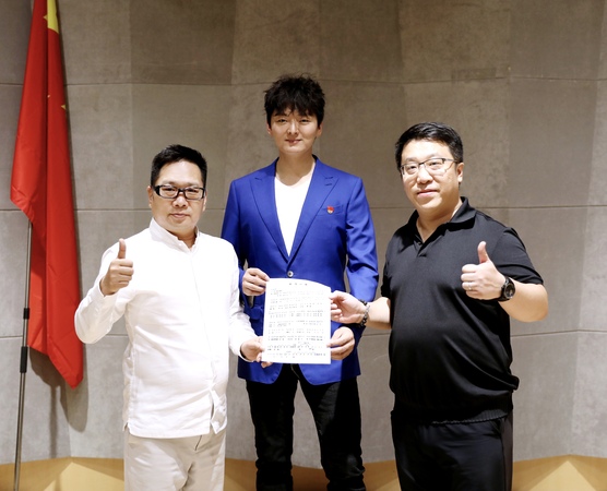 著名词作家胡适之（左）、青年作曲家杨一博（右）、新锐跨界青年歌唱家王凯（中）在歌曲《十月一日》录制现场