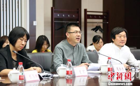 校党委书记马胜杰(中)致辞。　任海霞 摄