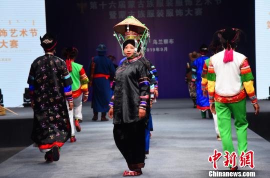 图为云南喀卓蒙古族参赛队T台秀?！≌喷?摄