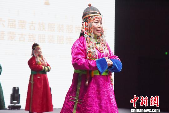 图为四子部蒙古族参赛队比赛现场?！≌喷?摄