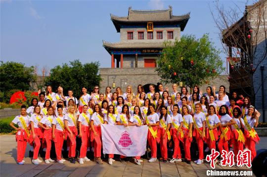 佳丽齐聚即墨古城。　郭锐 摄