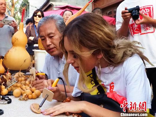 佳丽现场体验非遗?！÷佬铝?摄