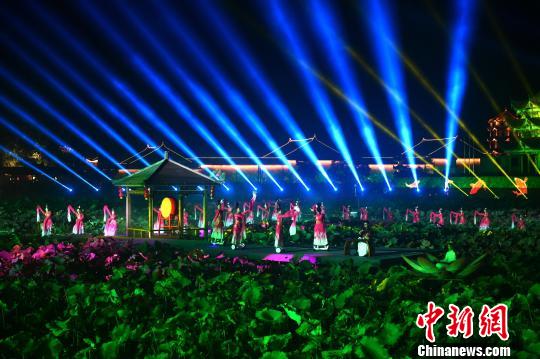 图为光影秀现场?！÷烂?摄
