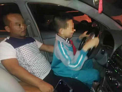 小孩高速开车达120迈?交警:只握方向盘 其父亲驾驶