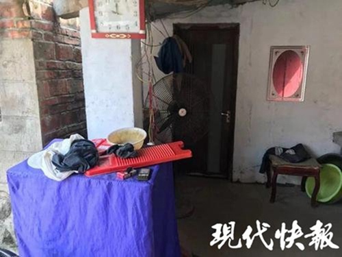 老赖借债不还躲厕所 邻居看不下去:我先帮你还