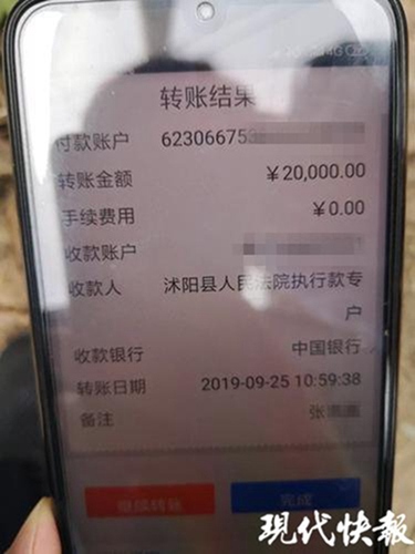 老赖借债不还躲厕所 邻居看不下去:我先帮你还