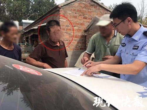 老赖借债不还躲厕所 邻居看不下去:我先帮你还