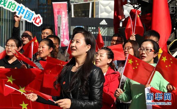 9月26日，在青海西宁市海湖新区唐道·637广场，青联委员合唱《我和我的祖国》。 新华社记者 韩方方 摄